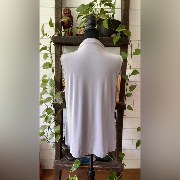 Tahari: Chic Sleeveless Gray Sleeveless Blouse - Picture 14 of 17